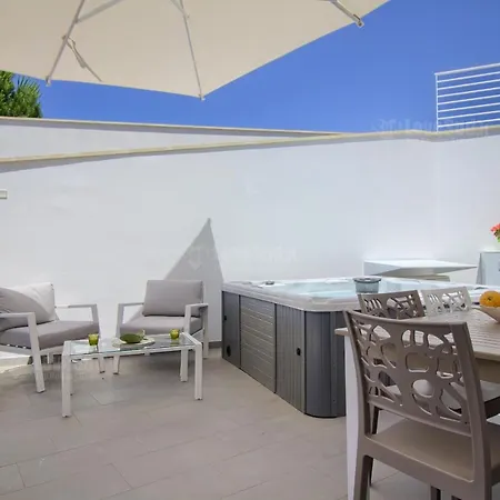 Apartment Jacuzzi Homes By Lovesud