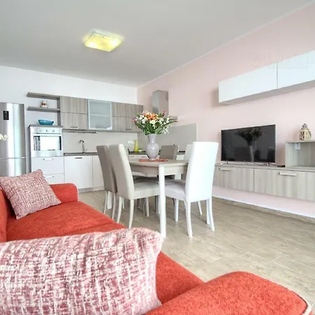 Jacuzzi Homes By Lovesud Apartment *